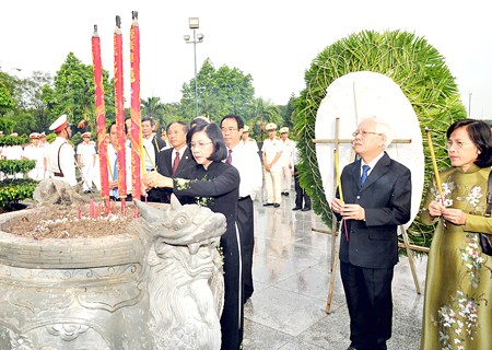 HCM City leaders burn incense to commemorate heroes and martyrs at the martyrs’ cemetery. HCM City leaders burn incense to commemorate heroes and martyrs at the martyrs’ cemetery.