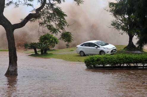 Strong waves from approaching Typhoon Nock-ten hit a seashore dike in Do Son District in Hai Phong, northern Vietnam on the July 30 afternoon. The street in the photo is already flooded. (Photo: VNExpress) Strong waves from approaching Typhoon Nock-ten hit a seashore dike in Do Son District in Hai Phong, northern Vietnam on the July 30 afternoon. The street in the photo is already flooded. (Photo: VNExpress)