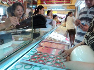 Peopel rush to sell gold jewelries at a HCMC-based gold shop after the precious metal constantly hit llifetime highs (Photo: Minh Tri) Peopel rush to sell gold jewelries at a HCMC-based gold shop after the precious metal constantly hit llifetime highs (Photo: Minh Tri)