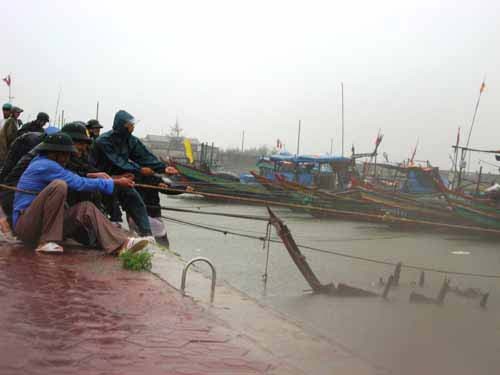 Soldiers help fishermen anchor boats before the typhoon lands (Photo: Thanh Nien) Soldiers help fishermen anchor boats before the typhoon lands (Photo: Thanh Nien)