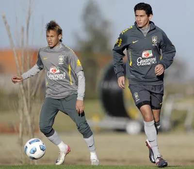 Paulo Henrique Ganso (phải) và Neyma - bộ đôi tạo nên sức mạnh quyến rũ cho Selecao. Paulo Henrique Ganso (phải) và Neyma - bộ đôi tạo nên sức mạnh quyến rũ cho Selecao.