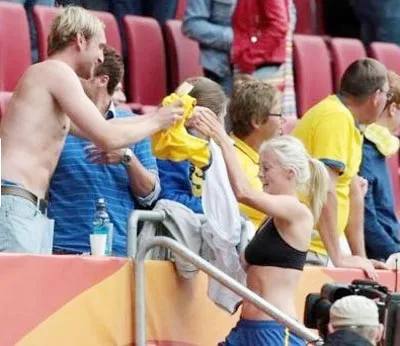 Josefine Oqvist (phải) đang đổi áo.