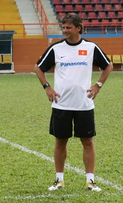 HLV Falko Goetz không ngán Qatar