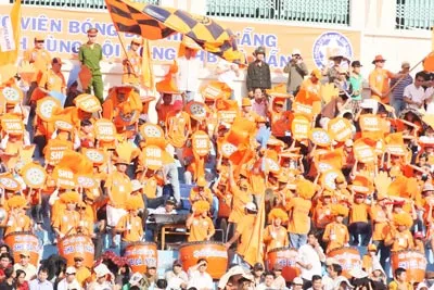 Khán đài sục sôi