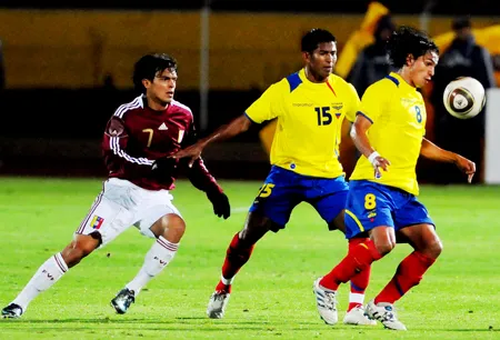 Luis Saritama (phải, Ecuador) kiểm soát bóng trước Giacomo Del Giorgi (Venezuela) ở trận giao hữu hồi tháng 11-2010. Luis Saritama (phải, Ecuador) kiểm soát bóng trước Giacomo Del Giorgi (Venezuela) ở trận giao hữu hồi tháng 11-2010.