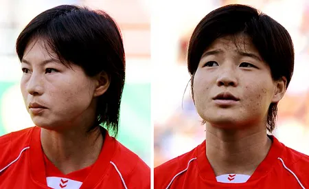 Các hậu vệ Song Jong-Sun (trái) và Jong Pok-Sim Jong. Các hậu vệ Song Jong-Sun (trái) và Jong Pok-Sim Jong.