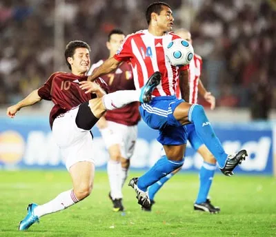 Tiền vệ Cesar Gonzalez (trái, Venezuelan) nỗ lực sút bóng trước hậu vệ Paolo Da Silva (Paraguay) tại vòng loại World Cup 2010. Tiền vệ Cesar Gonzalez (trái, Venezuelan) nỗ lực sút bóng trước hậu vệ Paolo Da Silva (Paraguay) tại vòng loại World Cup 2010.