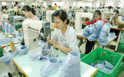 Đời sống công nhân cần được nâng cao hơn. (Trong ảnh: Công nhân sản xuất da giày) Ảnh: VIỆT DŨNG Đời sống công nhân cần được nâng cao hơn. (Trong ảnh: Công nhân sản xuất da giày) Ảnh: VIỆT DŨNG