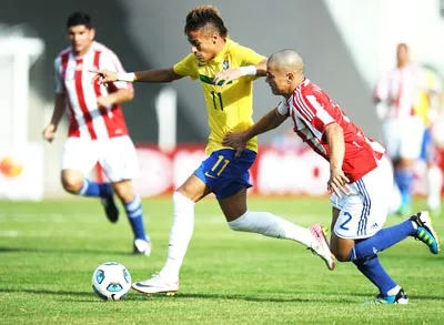Tiền đạo Neymar (giữa) chơi bóng quá cá nhân và bỏ lỡ nhiều cơ hội trước Paraguay. Tiền đạo Neymar (giữa) chơi bóng quá cá nhân và bỏ lỡ nhiều cơ hội trước Paraguay.