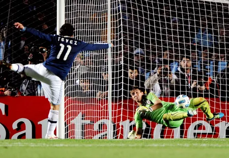 Tevez bị loại