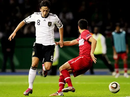 Cầu thủ Đức gốc Thổ lại tràn ngập