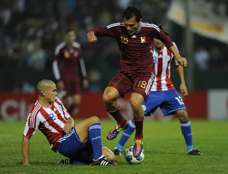 Tiền vệ Juan Arango (Venezuela, phải) kiểm soát bóng trước hậu vệ Paraguay Dario Veron Tiền vệ Juan Arango (Venezuela, phải) kiểm soát bóng trước hậu vệ Paraguay Dario Veron