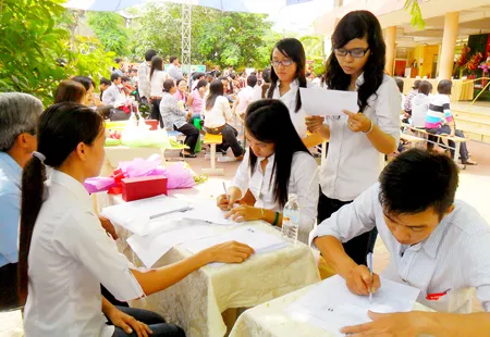 Sôi động việc làm hè cho sinh viên
