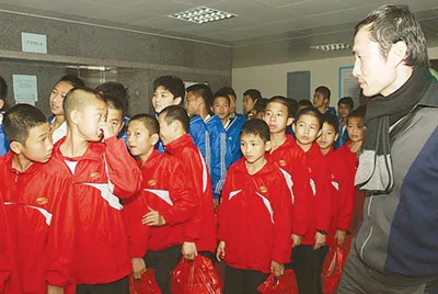 Đặng Phương Nam cùng các học trò tới thăm các bệnh nhi Bệnh viện Huyết học và Truyền máu Trung ương.