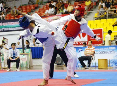 Giải vô địch taekwondo các CLB quốc tế lần 2-2011: Chủ nhà dẫn đầu thi quyền và đối kháng trẻ