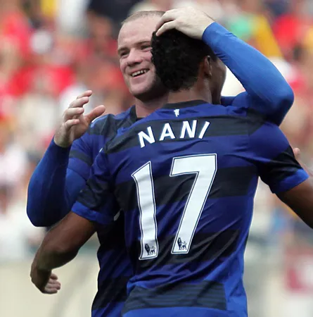 Rooney và Nani đều ghi được bàn thắng trước Chicago Fire. Rooney và Nani đều ghi được bàn thắng trước Chicago Fire.