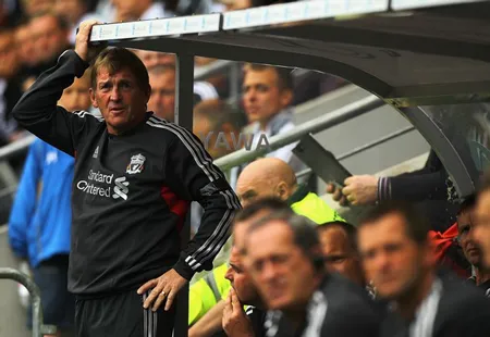Vẻ mặt đăm chiêu của HLV Roy Hodgson trên đường piste. Vẻ mặt đăm chiêu của HLV Roy Hodgson trên đường piste.