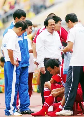Cuộc chiến trụ hạng ở V-League - Chờ đợi độ “máu” của ông bầu