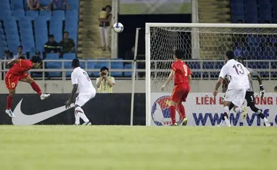 Tiền đạo Quang Hải (áo đỏ, bìa trái) đánh đầu ghi bàn ấn định chiến thắng 2 - 1 cho đội tuyển Việt Nam. Ảnh: TTX Tiền đạo Quang Hải (áo đỏ, bìa trái) đánh đầu ghi bàn ấn định chiến thắng 2 - 1 cho đội tuyển Việt Nam. Ảnh: TTX