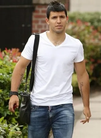 Aguero sau khi khám sức khỏe tại bệnh viện Bridgewater ở thành phố Manchester. Aguero sau khi khám sức khỏe tại bệnh viện Bridgewater ở thành phố Manchester.