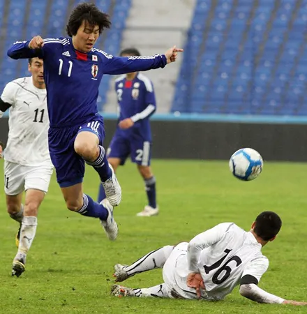 Kensuke Nagai thoát qua sự truy cản của các hậu vệ Uzbekistan trong một trận giao hữu. Kensuke Nagai thoát qua sự truy cản của các hậu vệ Uzbekistan trong một trận giao hữu.