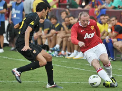 Wayne Rooney (phải, Man.United) đi bóng trước Sergio Busquets của Barcelona. Wayne Rooney (phải, Man.United) đi bóng trước Sergio Busquets của Barcelona.