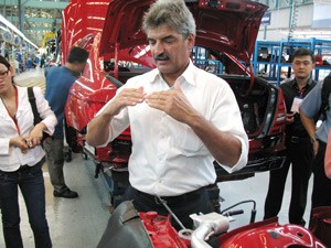 Mercedes-Benz Vietnam’s technology director Ingbert Grombach gestures as he introduces the automaker’s production line to the Vietnam Supply Chain visiting group on July 29, 2011 (Photo: Tuong Thuy) Mercedes-Benz Vietnam’s technology director Ingbert Grombach gestures as he introduces the automaker’s production line to the Vietnam Supply Chain visiting group on July 29, 2011 (Photo: Tuong Thuy)