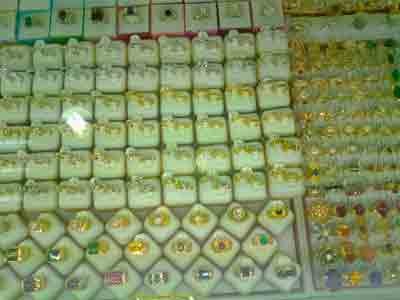 The price of gold in Vietnam sank by VND200,000 a tael (1.2 ounces) on August 1 (Photo: U. Phuong) The price of gold in Vietnam sank by VND200,000 a tael (1.2 ounces) on August 1 (Photo: U. Phuong)