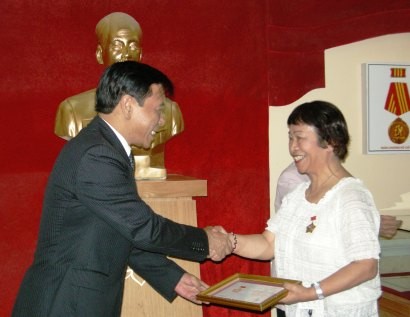 VUFO Vice President Tran Dac Loi(L) presents the “For Peace and Friendship Among Nations” insignia to writer Hiramatsu Tomoko (R) VUFO Vice President Tran Dac Loi(L) presents the “For Peace and Friendship Among Nations” insignia to writer Hiramatsu Tomoko (R)