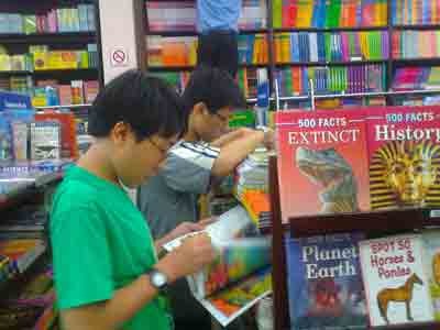 The most challenging task is to choose a book that can satisfy the taste of the public and also prove its usefulness (Photo: U.Phuong) The most challenging task is to choose a book that can satisfy the taste of the public and also prove its usefulness (Photo: U.Phuong)