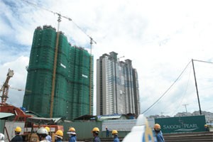 The horizontal jibs of tower cranes in a construction site rise above a street threaten lives of the passers-by (Photo: Minh Tri) The horizontal jibs of tower cranes in a construction site rise above a street threaten lives of the passers-by (Photo: Minh Tri)