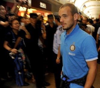 AFP - This photo taken on August 2, 2011 shows Dutch footballer Wesley Sneijder (R) of Inter Milan arriving at the Capital airport, prior to the Italian Super Cup 2011 in Beijing AFP - This photo taken on August 2, 2011 shows Dutch footballer Wesley Sneijder (R) of Inter Milan arriving at the Capital airport, prior to the Italian Super Cup 2011 in Beijing