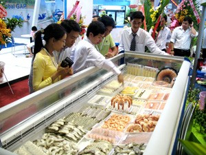 Processed shrimp products displayed at the Minh Phu Company booth during the 2011 Vietfish Exhibition in Ho Chi Minh City June 28-30. Vietfish is Vietnam’s biggest annual fisheries show. (Photo: Khanh Van) Processed shrimp products displayed at the Minh Phu Company booth during the 2011 Vietfish Exhibition in Ho Chi Minh City June 28-30. Vietfish is Vietnam’s biggest annual fisheries show. (Photo: Khanh Van)