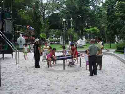 Children feel safe when they can play in a safe, friendly and clean environment ( Photo: U. Phuong) Children feel safe when they can play in a safe, friendly and clean environment ( Photo: U. Phuong)