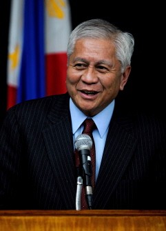 Philippine Foreign Secretary Albert del Rosario speaks to students at a Manila university forum on August 5, 2011. The official said China's bold claims of control over the South China Sea are one of the biggest threats to peace in Southeast Asia Philippine Foreign Secretary Albert del Rosario speaks to students at a Manila university forum on August 5, 2011. The official said China's bold claims of control over the South China Sea are one of the biggest threats to peace in Southeast Asia
