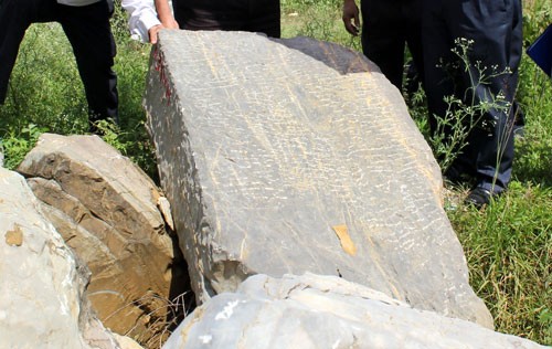 Stones from the quarry that is used in building the Ho Dynasty Citadel, on Yen Ton mountain of Phu Luu Village in Vinh Yen Commune of Vinh Loc District in the northern province of Thanh Hoa ( Photo: Thanh Nien) Stones from the quarry that is used in building the Ho Dynasty Citadel, on Yen Ton mountain of Phu Luu Village in Vinh Yen Commune of Vinh Loc District in the northern province of Thanh Hoa ( Photo: Thanh Nien)