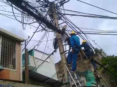 Mekong delta province of Vinh Long upgrading its electric supply network (Photo: Hong Nhu) Mekong delta province of Vinh Long upgrading its electric supply network (Photo: Hong Nhu)