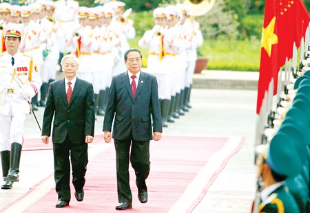 Party General Secretary Nguyen Phu Trong (left) and Lao Party General Secretary and State President Choummaly Sayasone review the guard of honour. Party General Secretary Nguyen Phu Trong (left) and Lao Party General Secretary and State President Choummaly Sayasone review the guard of honour.