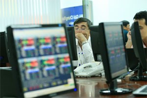 An investor falls asleep on a quiet trading day at a HCMC-based brokerage. Many securities firms incurred heavy losses from stock jobbing (Photo: Minh Tri) An investor falls asleep on a quiet trading day at a HCMC-based brokerage. Many securities firms incurred heavy losses from stock jobbing (Photo: Minh Tri)