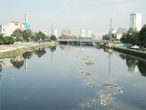 A city’s canal day by day brings polluted sewage to Saigon River (Photo: Minh Tri) A city’s canal day by day brings polluted sewage to Saigon River (Photo: Minh Tri)