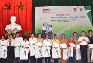 Farmers and their children receive loans and funding in Hung Yen Province on August 9, 2011 Farmers and their children receive loans and funding in Hung Yen Province on August 9, 2011