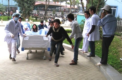 Food poisoning victims are taking to the Cam Thuy District General Hospital in the northern province of Thanh Hoa Food poisoning victims are taking to the Cam Thuy District General Hospital in the northern province of Thanh Hoa