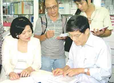 Dua and Hong check the status of the price subsidized program in Eco pharmacy (Photo: SGGP) Dua and Hong check the status of the price subsidized program in Eco pharmacy (Photo: SGGP)