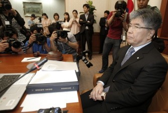 Kim Choong-soo, governor of the Bank of Korea, sits to preside over a meeting to decide a benchmark call rate at its headquarters in Seoul on August 11, 2011. Kim Choong-soo, governor of the Bank of Korea, sits to preside over a meeting to decide a benchmark call rate at its headquarters in Seoul on August 11, 2011.