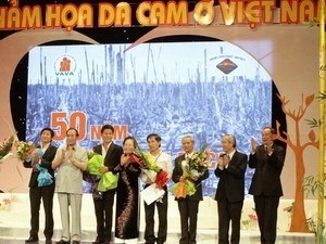Vice President Nguyen ThiDoan (4th, L) on the stage during the meeting in Hanoi on August 10, 2011(Photo: Vietnam News Agency) Vice President Nguyen ThiDoan (4th, L) on the stage during the meeting in Hanoi on August 10, 2011(Photo: Vietnam News Agency)