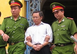 Pham Minh Hoang (C) is escorted out of the court after trial in Ho Chi Minh City on August 10, 2011 (Photo: Tuoi Tre) Pham Minh Hoang (C) is escorted out of the court after trial in Ho Chi Minh City on August 10, 2011 (Photo: Tuoi Tre)