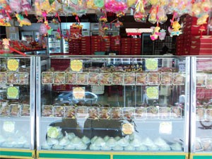 Moon cakes and lanterns are on sale at a HCMC-based candy shop (Photo: Minh Tri) Moon cakes and lanterns are on sale at a HCMC-based candy shop (Photo: Minh Tri)