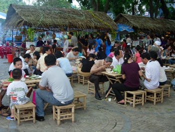 Visitors will have a chance to enjoy free vegetarian buffets during the Vu Lan Buddhist Festival in Suoi Tien Park. (Photo: KK) Visitors will have a chance to enjoy free vegetarian buffets during the Vu Lan Buddhist Festival in Suoi Tien Park. (Photo: KK)