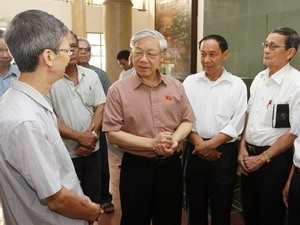 Party leader Nguyen Phu Trong ( 3rd, L )meets with voters in Tay Ho. Party leader Nguyen Phu Trong ( 3rd, L )meets with voters in Tay Ho.