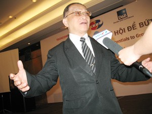 Senior economics expert Le Dang Doanh gestures as he speaks during the workshop at the New World Hotel Saigon on August 12, 2011 (Photo: Tuong Thuy) Senior economics expert Le Dang Doanh gestures as he speaks during the workshop at the New World Hotel Saigon on August 12, 2011 (Photo: Tuong Thuy)